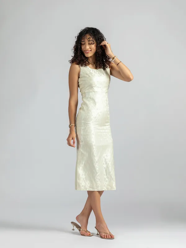 Sleeveless_Pencil_Dress_|_Off_White_Brocade_bodycon_dress