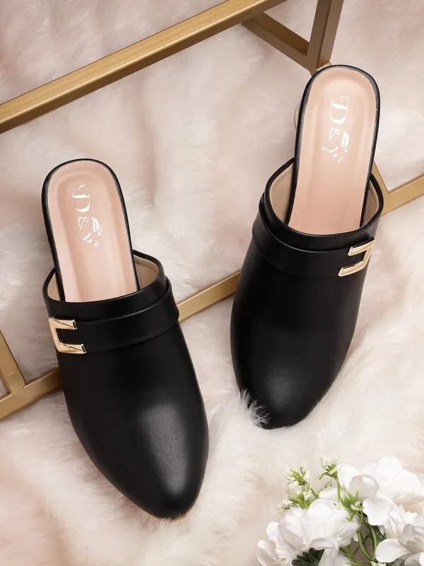 Black_Solid_Resin_Sandal_For_Women