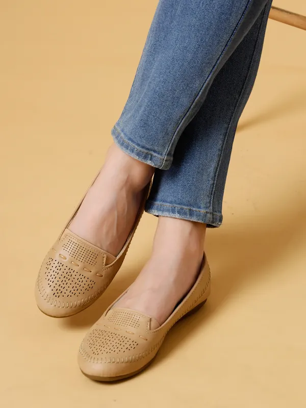 Beige_Bellies_for_Women_|_Solid_Flat_Resin_Casual_Bellies
