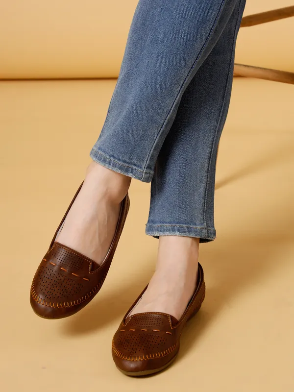 Brown_Solid_Flat_Resin_Casual_Bellies_For_Women