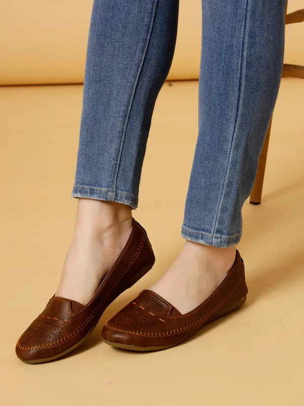 Brown_Solid_Flat_Resin_Casual_Bellies_For_Women