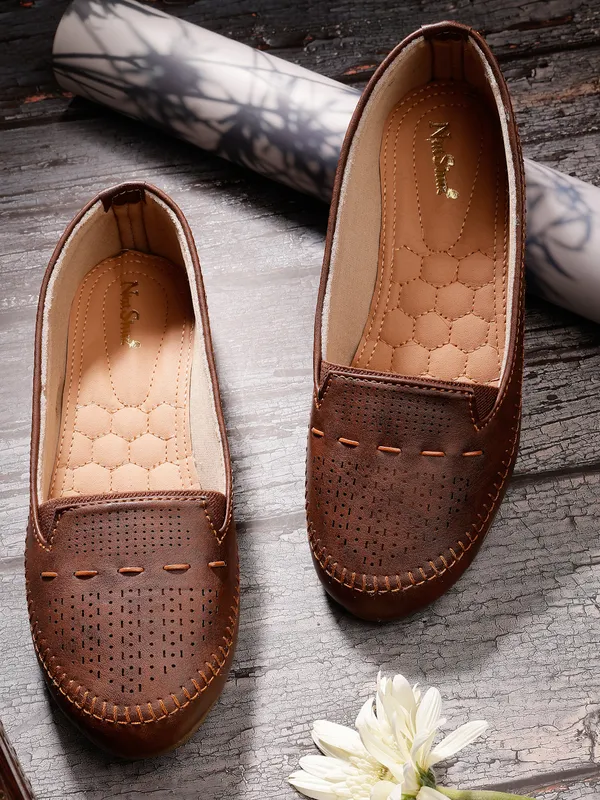 Brown_Solid_Flat_Resin_Casual_Bellies_For_Women