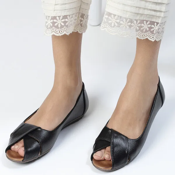 Black_Women_Solid_Round_Toe_Synthetic_Leather_Casual_Bellies