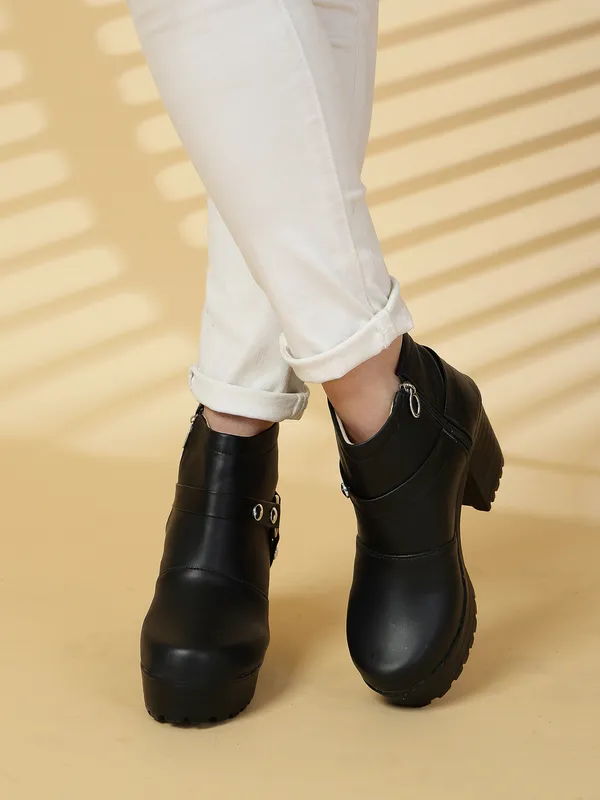 Black_Women_Solid_Round_Synthetic_Casual_Boots
