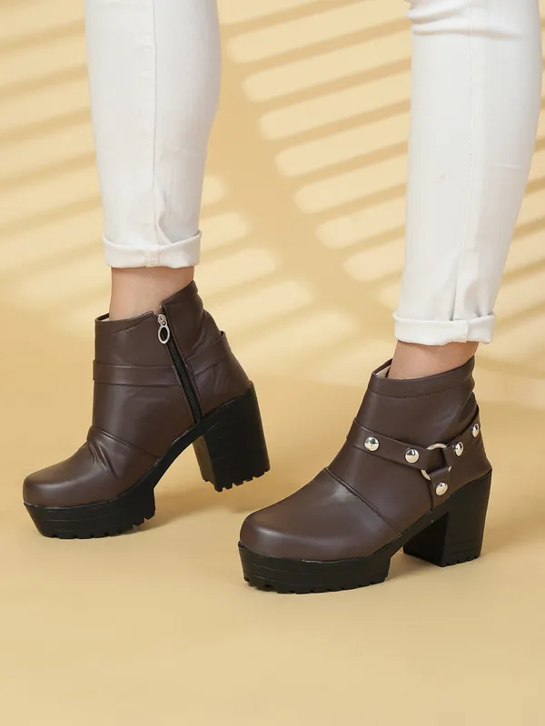 Brown_Solid_Round_Synthetic_Casual_Boots_For_Women