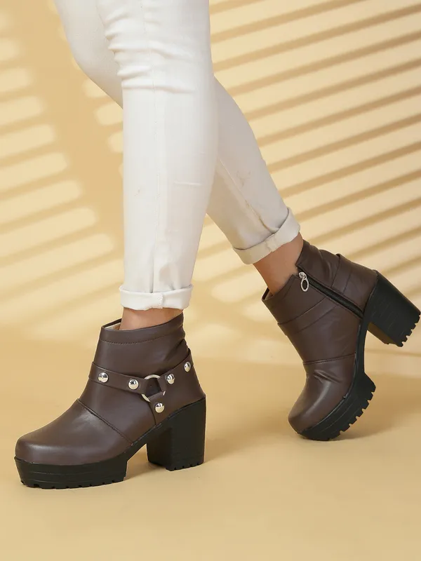 Brown_Solid_Round_Synthetic_Casual_Boots_For_Women