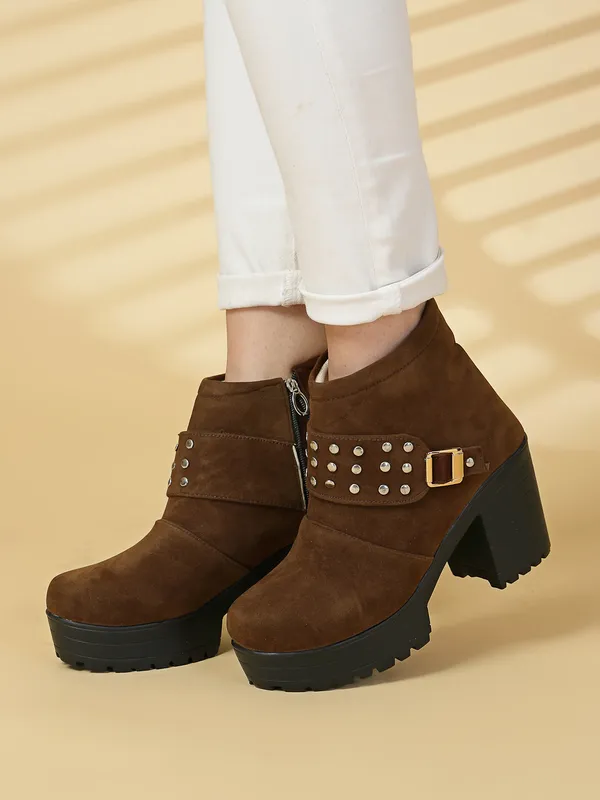 Brown_Solid_Round_Suede_Casual_Boots_For_Women