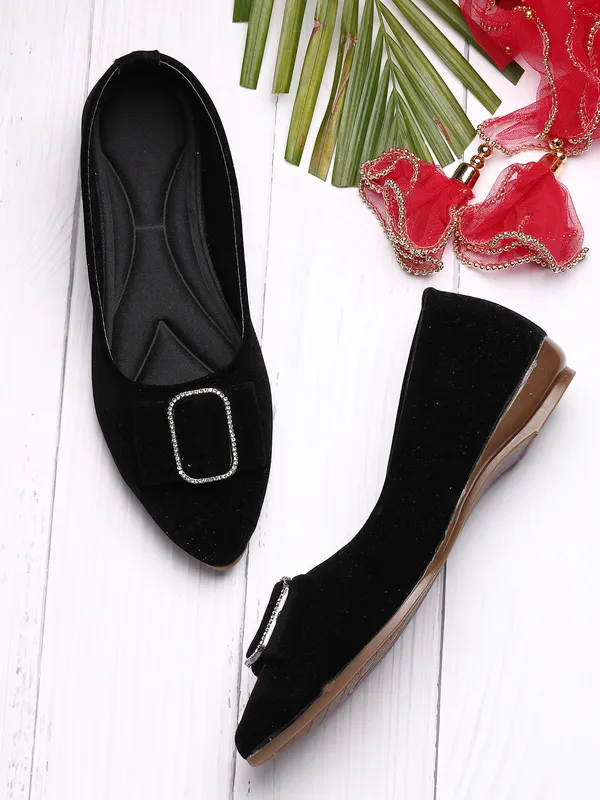 Black_Women_Solid_Pointed_Velvet_Casual_Bellies
