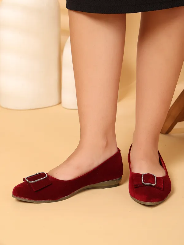Maroon_Solid_Pointed_Velvet_Casual_Bellies_For_Women