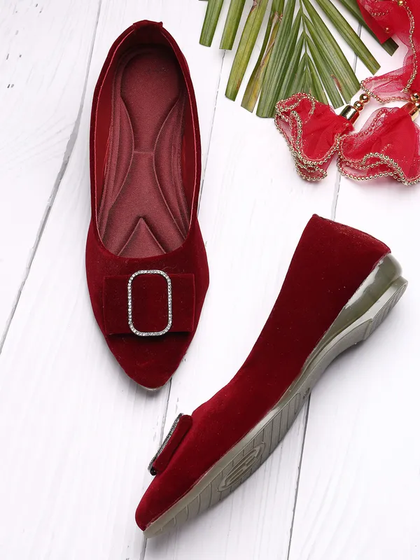 Maroon_Solid_Pointed_Velvet_Casual_Bellies_For_Women