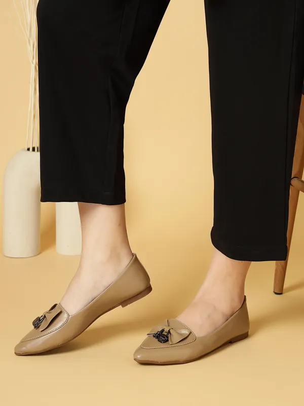 Tan_Solid_Pointed_Synthetic_Casual_Bellies_For_Women
