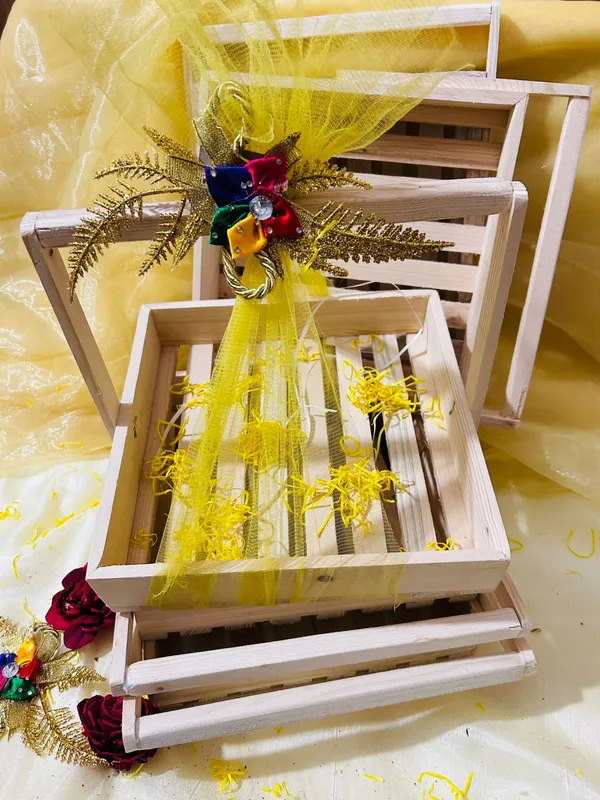 Pack_Of_5_Wooden_Square_Gift_Hamper_Basket_(Wood_Base),_Festival_Gift_Hamper_Tray_With_Decoration_Net_Flower_,_(25X25X6_Cm_)