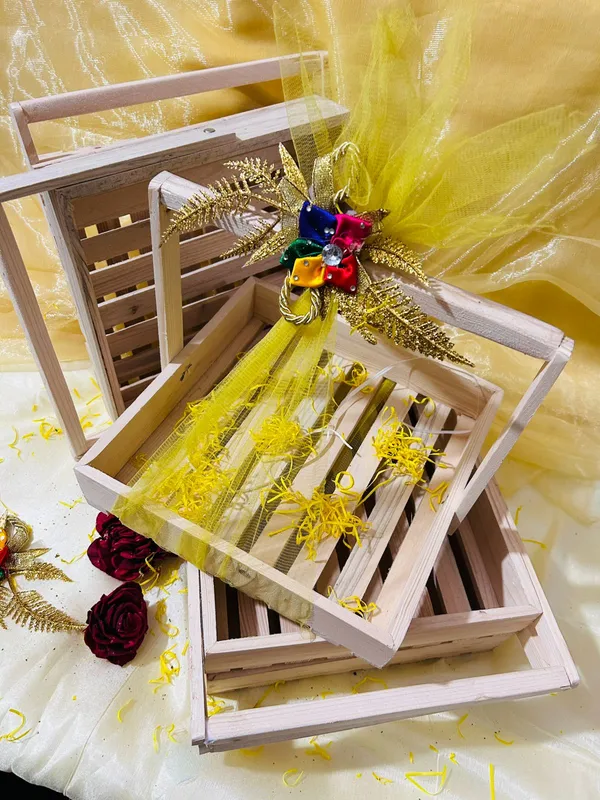 Pack_Of_5_Wooden_Square_Gift_Hamper_Basket_(Wood_Base),_Festival_Gift_Hamper_Tray_With_Decoration_Net_Flower_,_(25X25X6_Cm_)