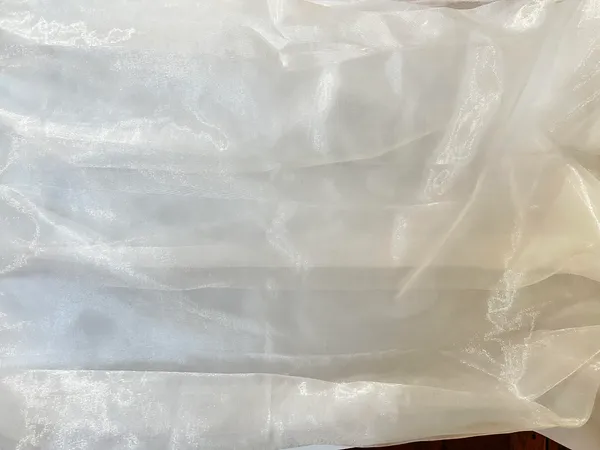Vayu_Art_&_Crafts_Decoration_Shiny_Tissue_Net_for_Gift_Hampers_Gift_Wraps_Party_Decor,_Backdrop_Decor,_Mandap_Decoration,__5_Metre,_Width_111_CM_,_White