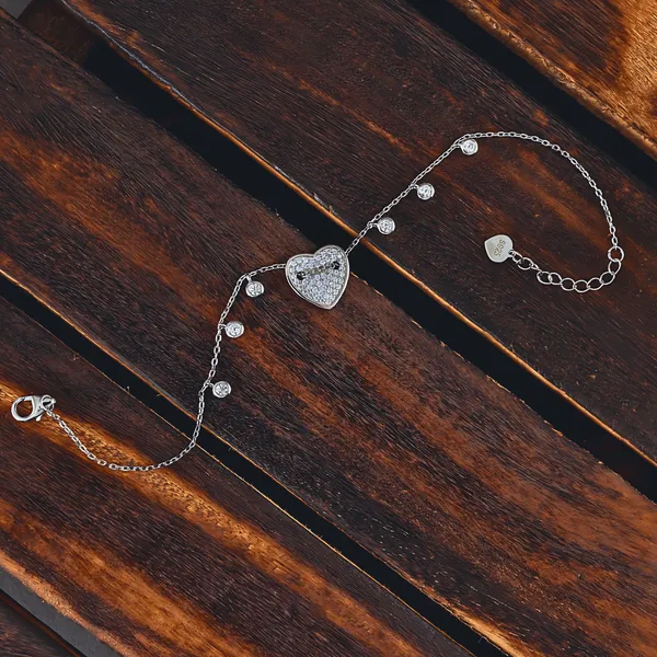 Silver_Premium_Glimmering_Heart_Bracelet_For_Women
