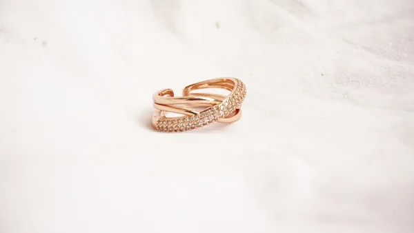 Round_Shaped_Criss-Cross_Wedding_Band