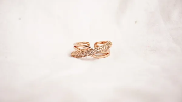 Round_Shaped_Criss-Cross_Wedding_Band