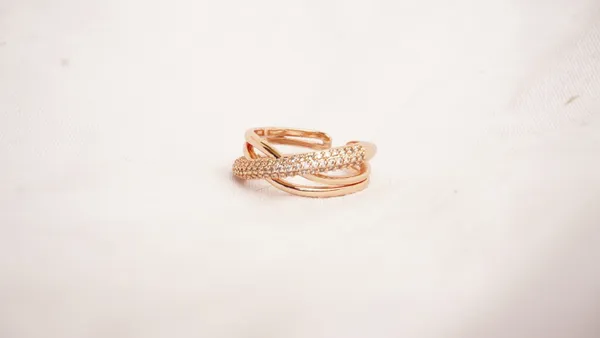 Round_Shaped_Criss-Cross_Wedding_Band