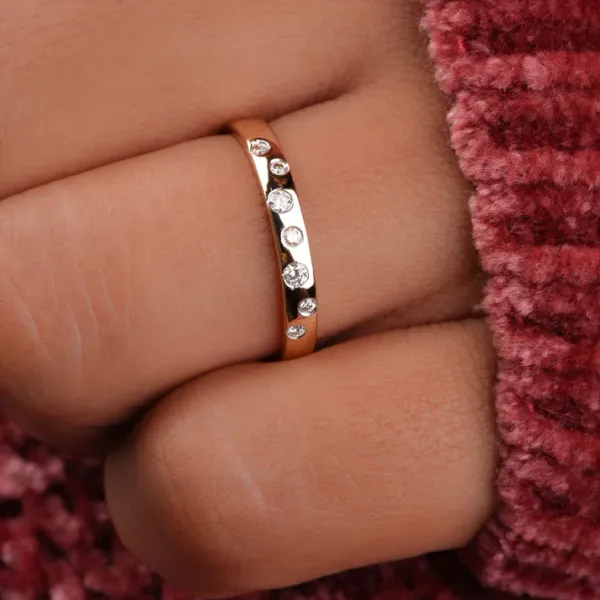 Small_Diamonds_Round_Wedding_Band
