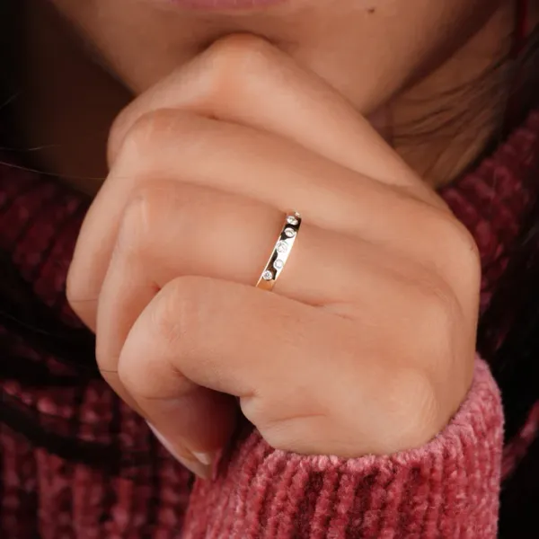 Small_Diamonds_Round_Wedding_Band