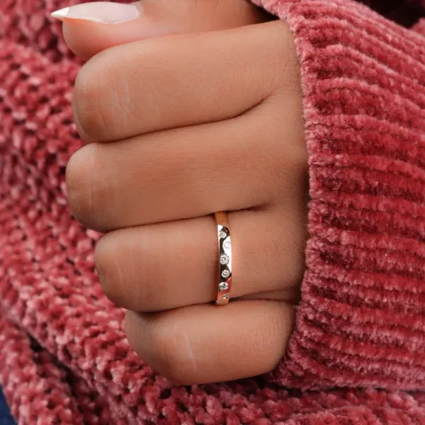 Small_Diamonds_Round_Wedding_Band