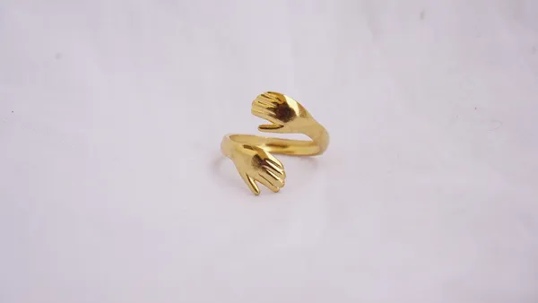 Maral_Hug_Love_Selflove_Hands_Ring