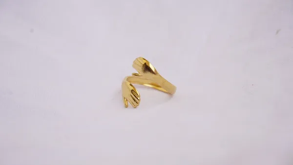 Maral_Hug_Love_Selflove_Hands_Ring