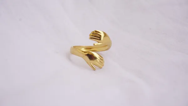 Maral_Hug_Love_Selflove_Hands_Ring