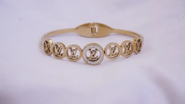 Luxury_Lv_Rose_Gold_American_Diamonds_Stainless_Steel_Openable_Bangle_Kada_Women
