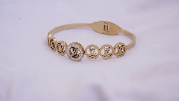 Luxury_Lv_Rose_Gold_American_Diamonds_Stainless_Steel_Openable_Bangle_Kada_Women
