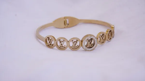 Luxury_Lv_Rose_Gold_American_Diamonds_Stainless_Steel_Openable_Bangle_Kada_Women