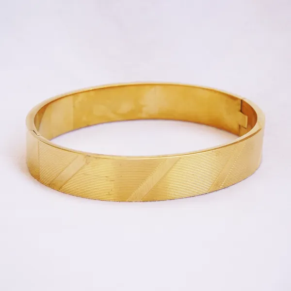Classic_and_Elegant_Gold-tone_Bangle_Bracelet
