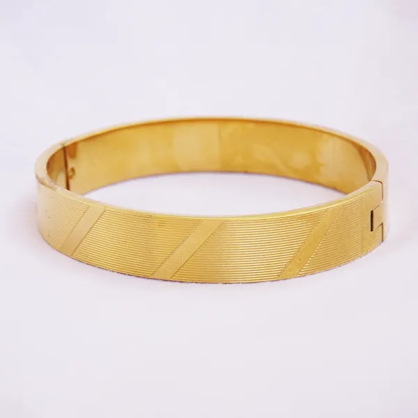 Classic_and_Elegant_Gold-tone_Bangle_Bracelet