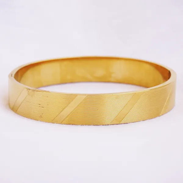 Classic_and_Elegant_Gold-tone_Bangle_Bracelet