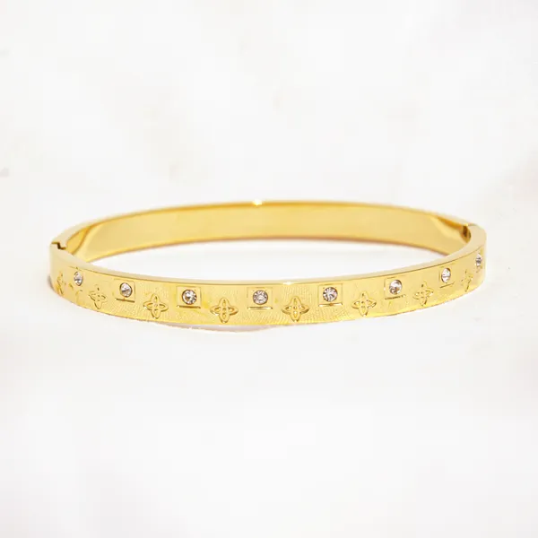 Radiant_Star_Shape_Studded_Golden_Wrist_Bangle