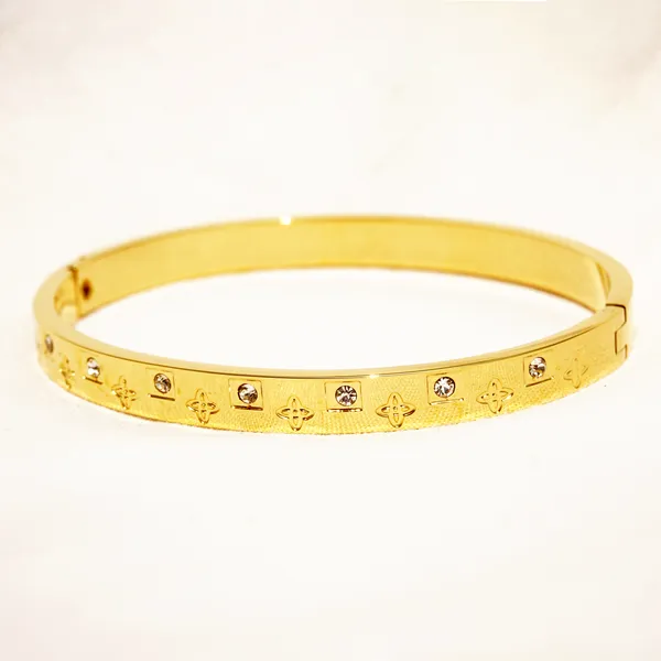 Radiant_Star_Shape_Studded_Golden_Wrist_Bangle