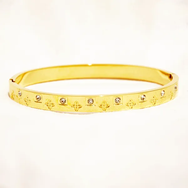 Radiant_Star_Shape_Studded_Golden_Wrist_Bangle