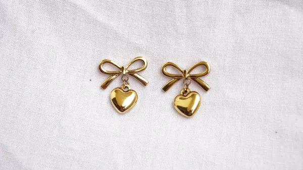Cute_Heart_And_Bow_Earring