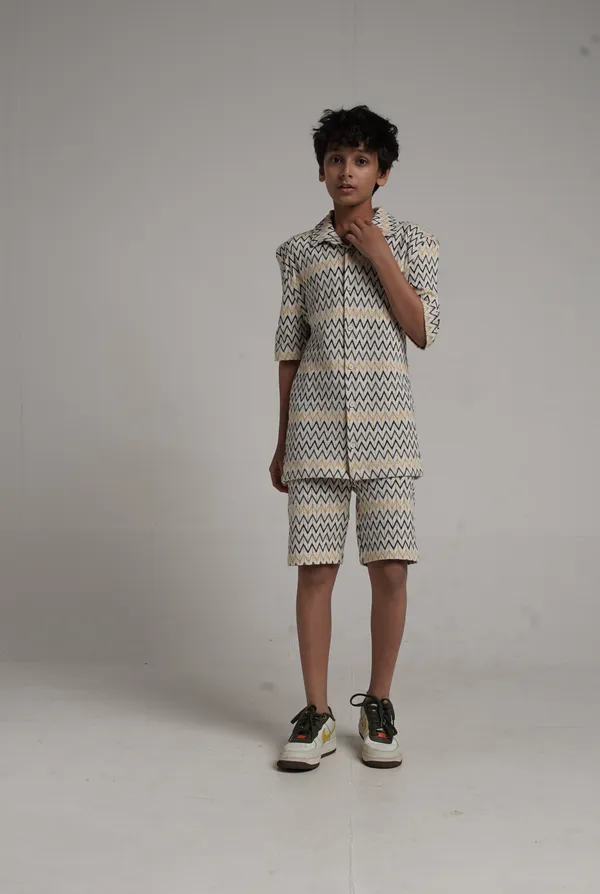 Boys_Seersucker_Cotton_Stripes_Patch_Pocket_Contrast_Tape_Half_Sleeve_Shirt