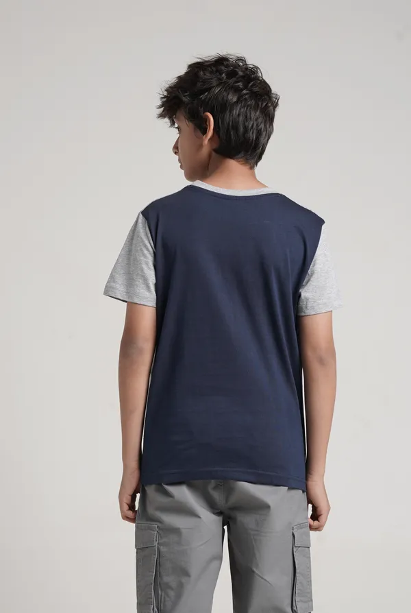 Boys_Cotton_Round_Neck_Contrast_Cut_N_Sew_Style_Graphic_Printed_Half_Sleeves_T_Shirt
