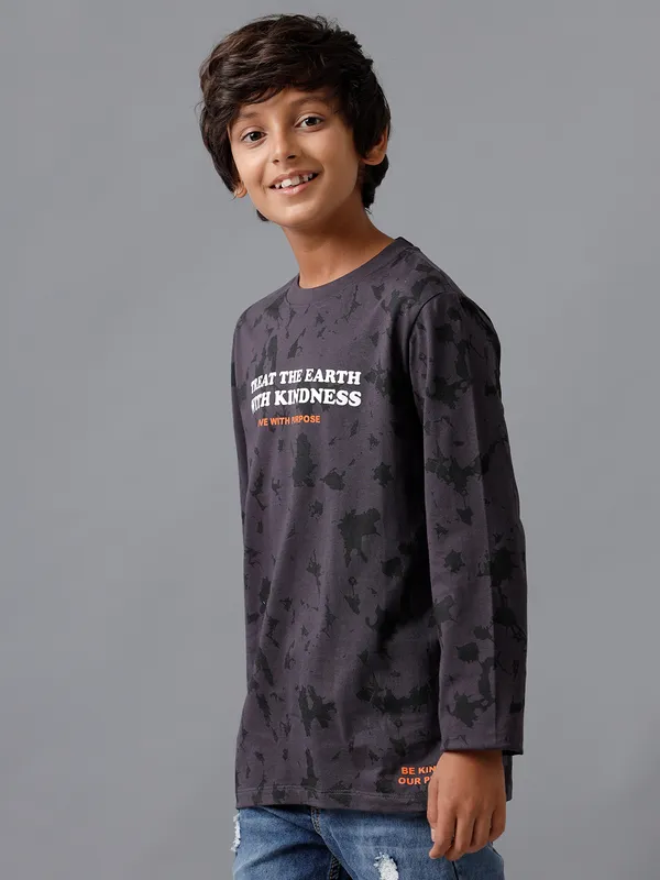 Boys_Full_Sleeve_T-Shirt_With_Planet_Earth_Print
