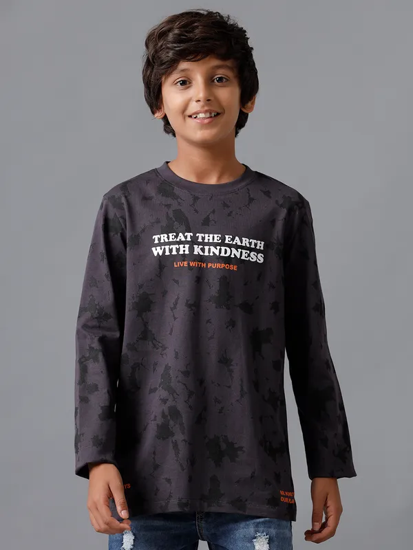 Boys_Full_Sleeve_T-Shirt_With_Planet_Earth_Print