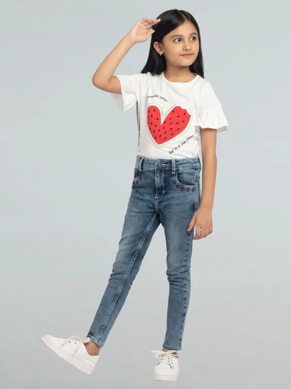 Girls_Straight_Fit_Embroider_Pocket_Strechable_Jeans