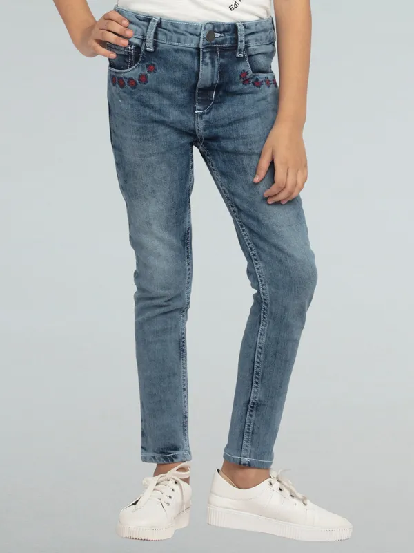 Girls_Straight_Fit_Embroider_Pocket_Strechable_Jeans