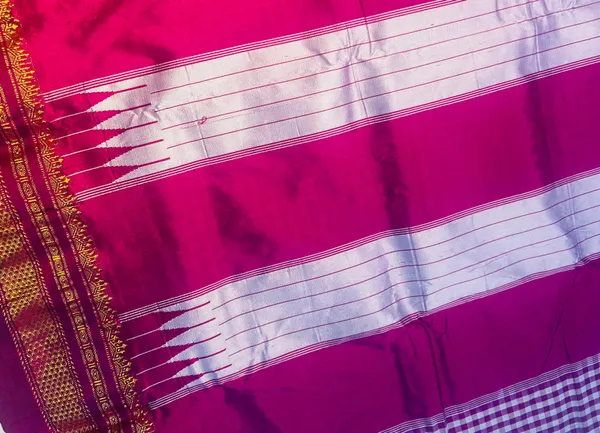 Magenta_Silk_Tana_checks_Ilkal_Saree