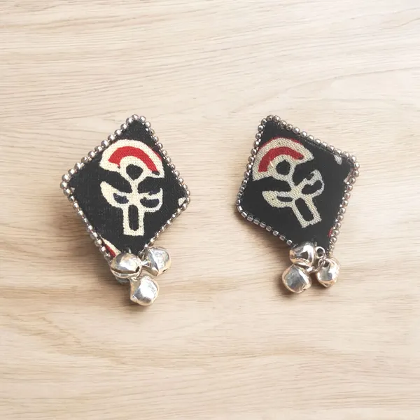 Handcrafted_Black_Colour_Block_Print_Kite_Shape_Earrings_With_Ghungroo