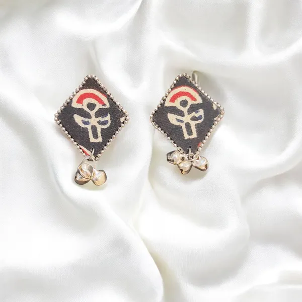 Handcrafted_Black_Colour_Block_Print_Kite_Shape_Earrings_With_Ghungroo