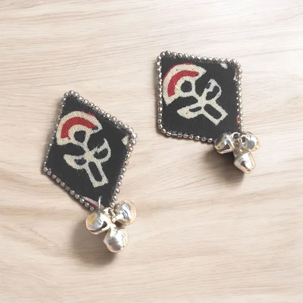 Handcrafted_Black_Colour_Block_Print_Kite_Shape_Earrings_With_Ghungroo