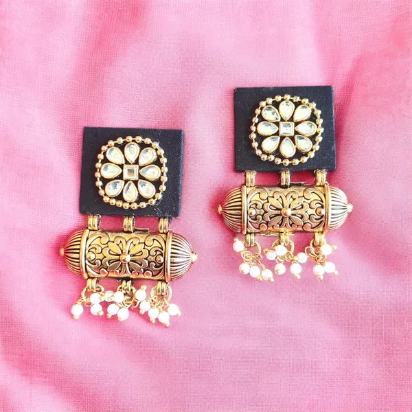 Handmade_Black_Colour_Flower_Design_Kundan_Earrings