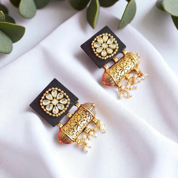 Handmade_Black_Colour_Flower_Design_Kundan_Earrings